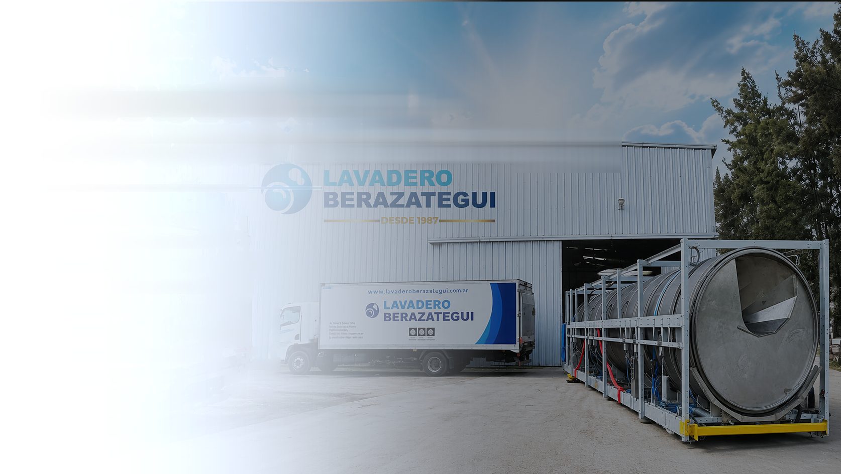 Planta de Lavadero Berazategui: túnel de lavado industrial y camión de logística propia