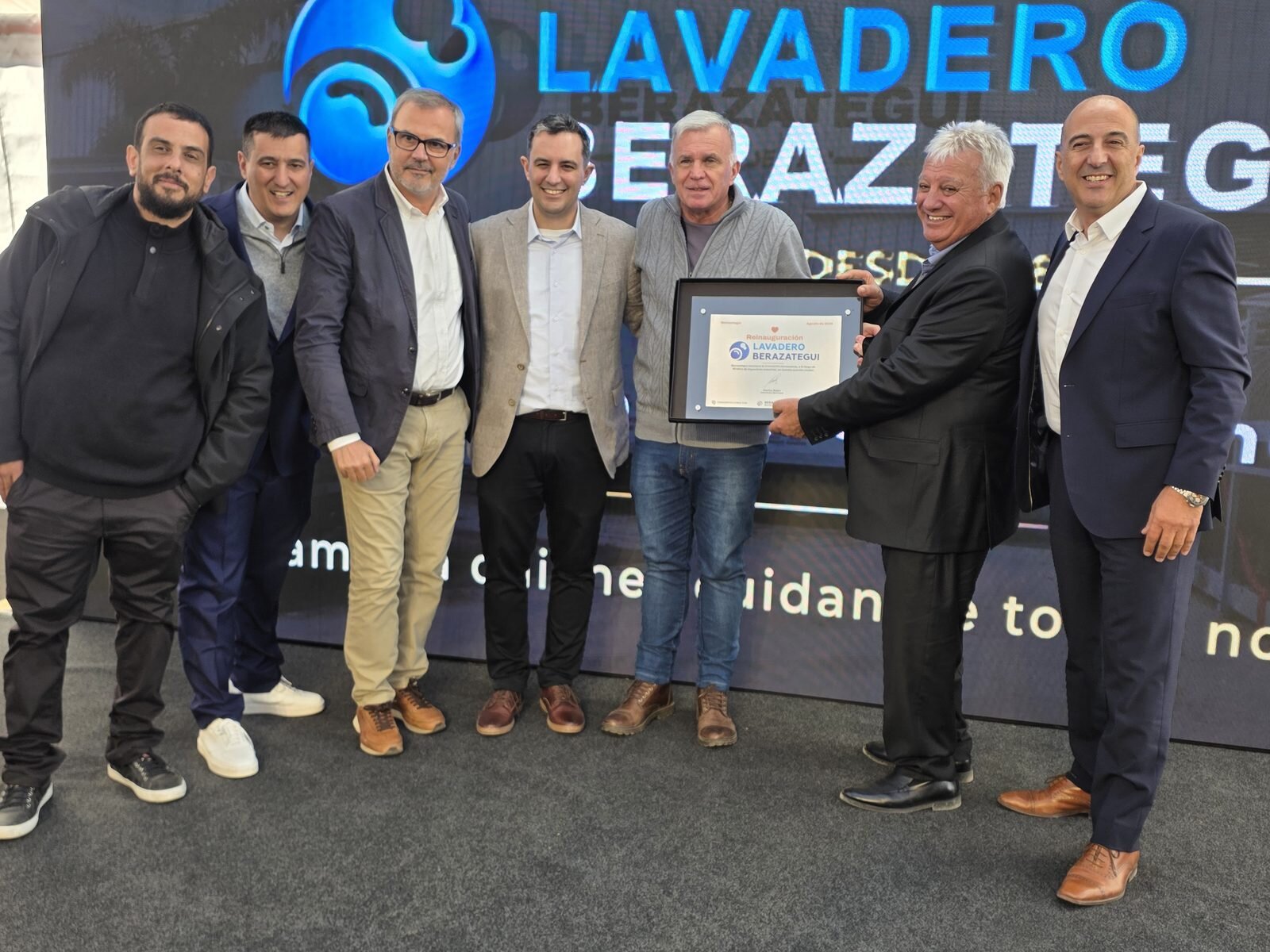 Entrega de placa con la cúpula de Girbau en la reinauguración de Lavadero Berazategui
