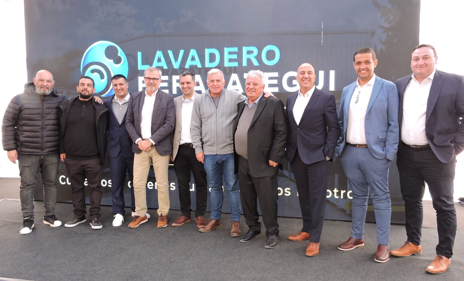 Grupo de directivos de Girbau en la planta
