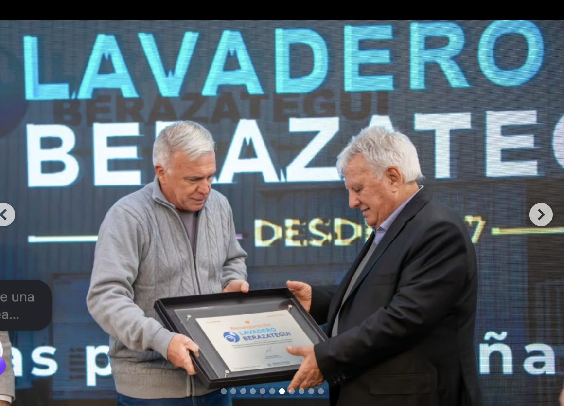 El intendente Carlos Balor entrega la placa de reconocimiento
